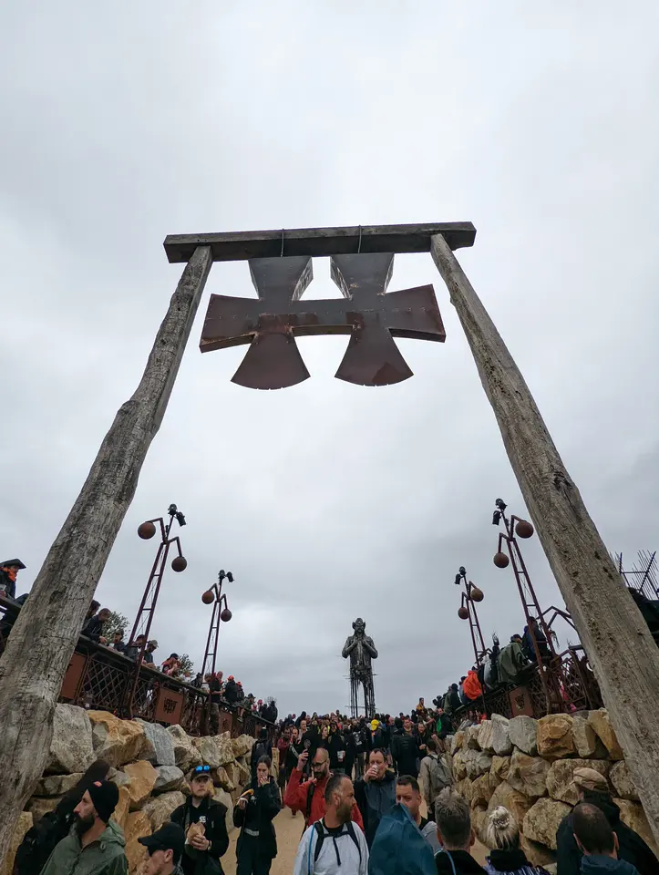 La croix du Hellfest, entrée du site