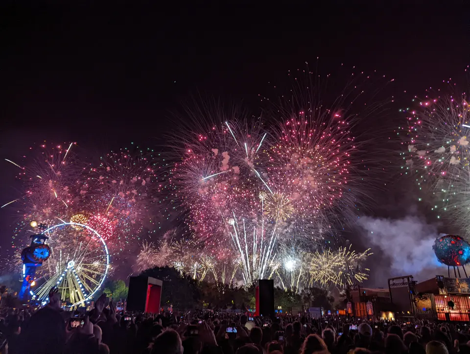 Feu d'artifice final et grande roue