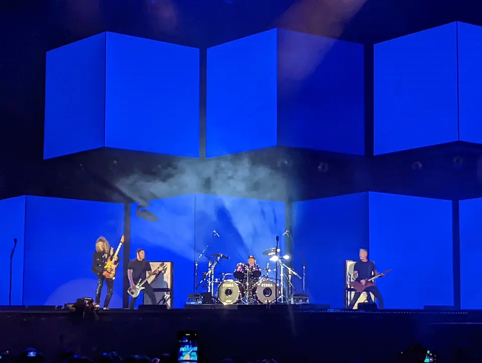 Les quatre sous les cubes bleus