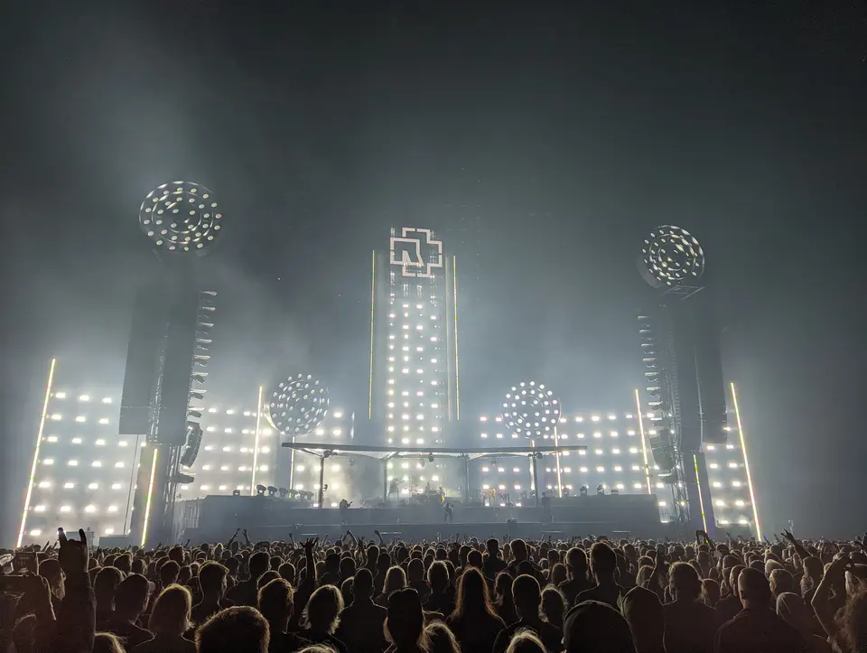 Murs de lumière blanche dans la brume