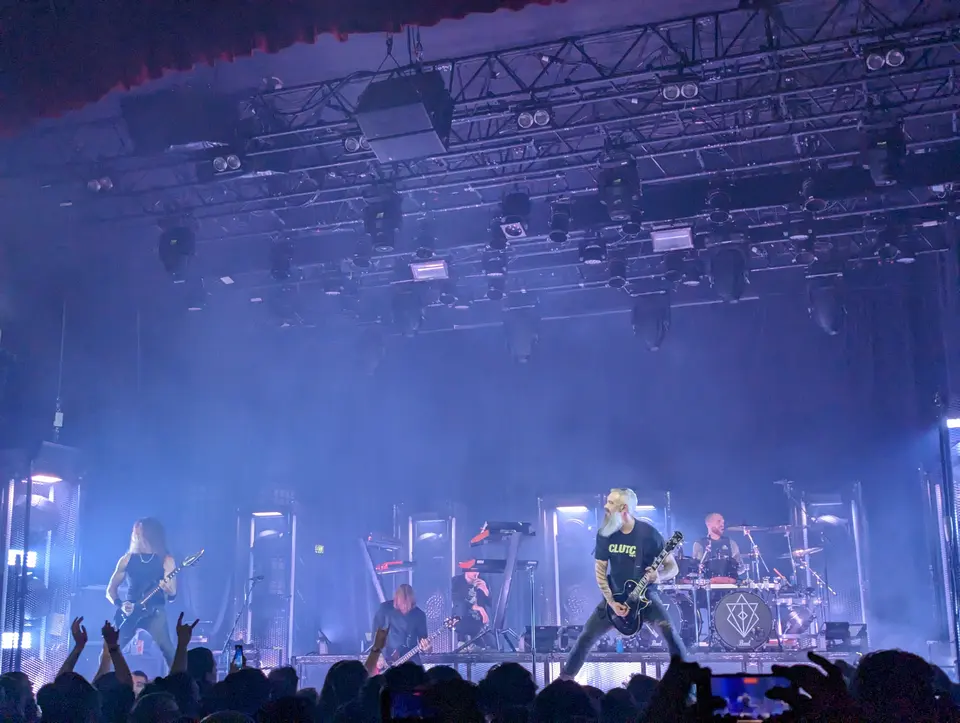 Le Bataclan baigné de bleu