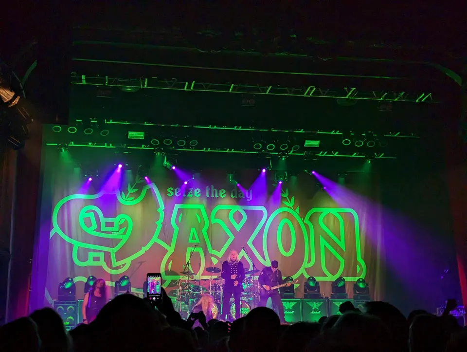 Saxon — Le Trianon