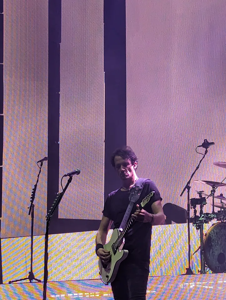 Joe au micro, guitare blanche