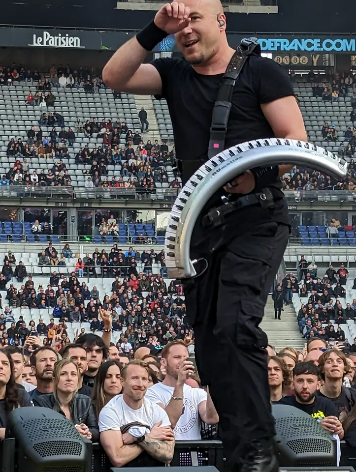 Le clavier-keytar courbé d'Epica