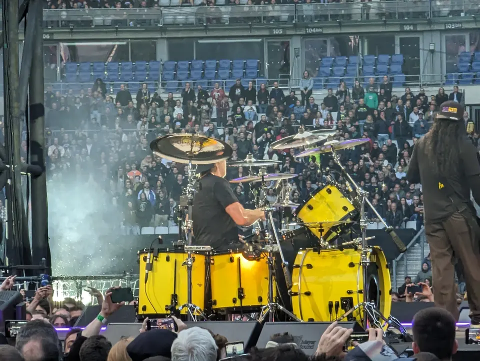 Lars Ulrich derrière ses fûts jaunes