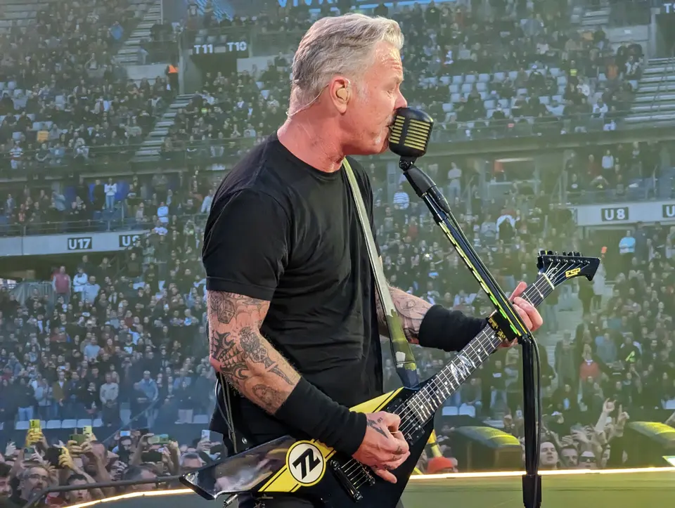Hetfield au micro, tout près
