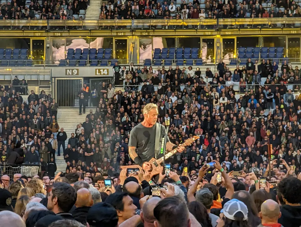Hetfield sourit au Snake Pit