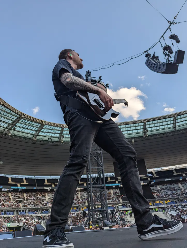 Architects, contre-plongée sous le ciel bleu