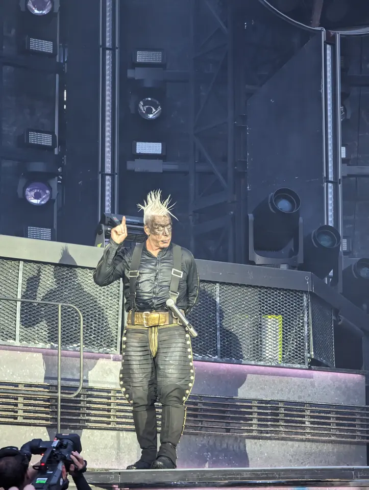 Till Lindemann, regard noir
