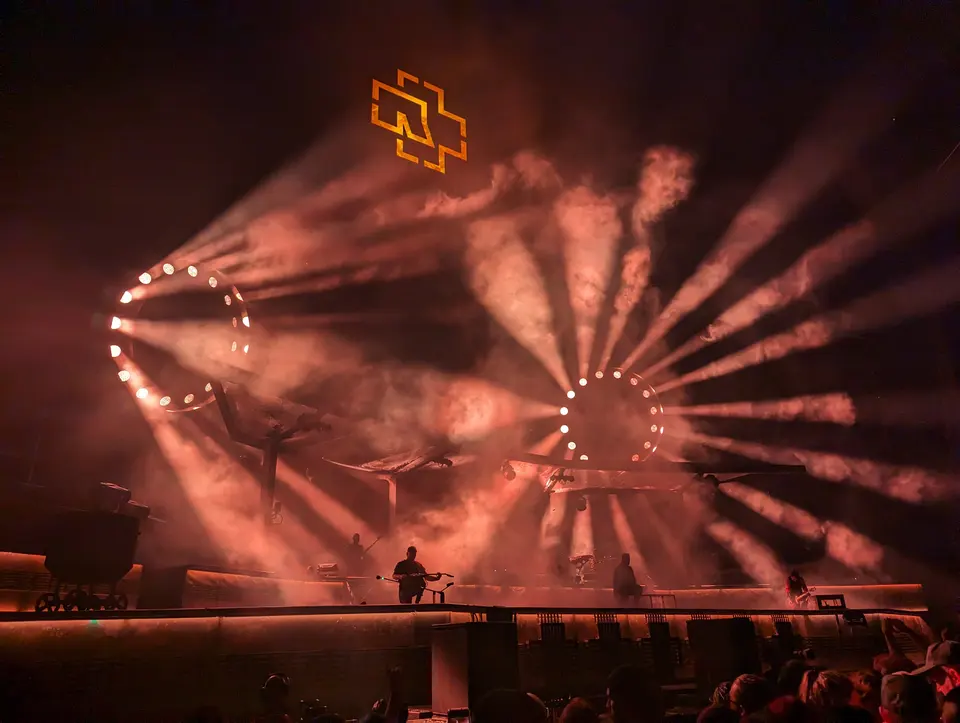 Rayons de lumière, logo en feu