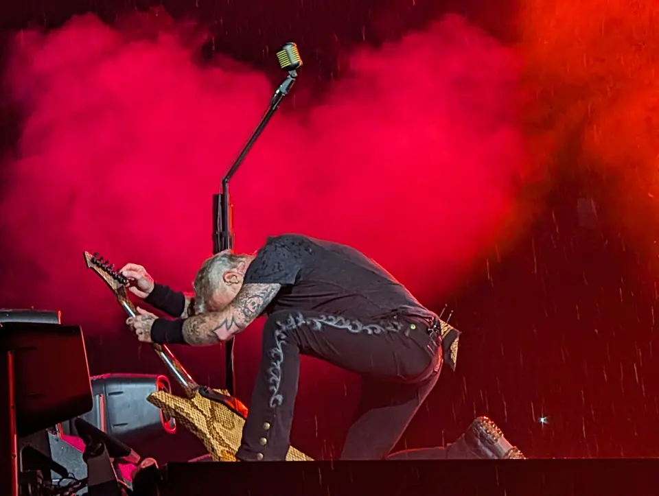 Hetfield à genoux, fumée rouge