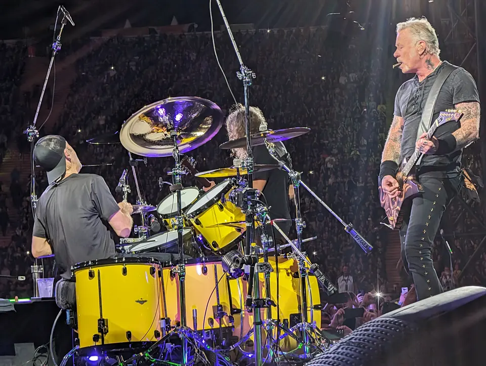Lars aux fûts, James juste à côté