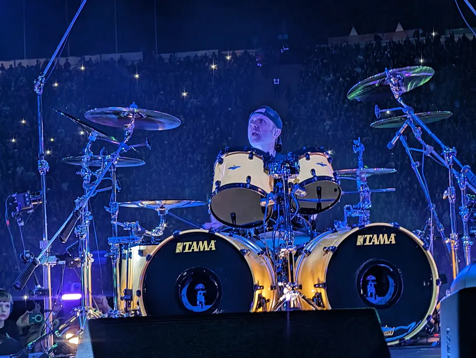 Lars Ulrich derrière sa Tama jaune