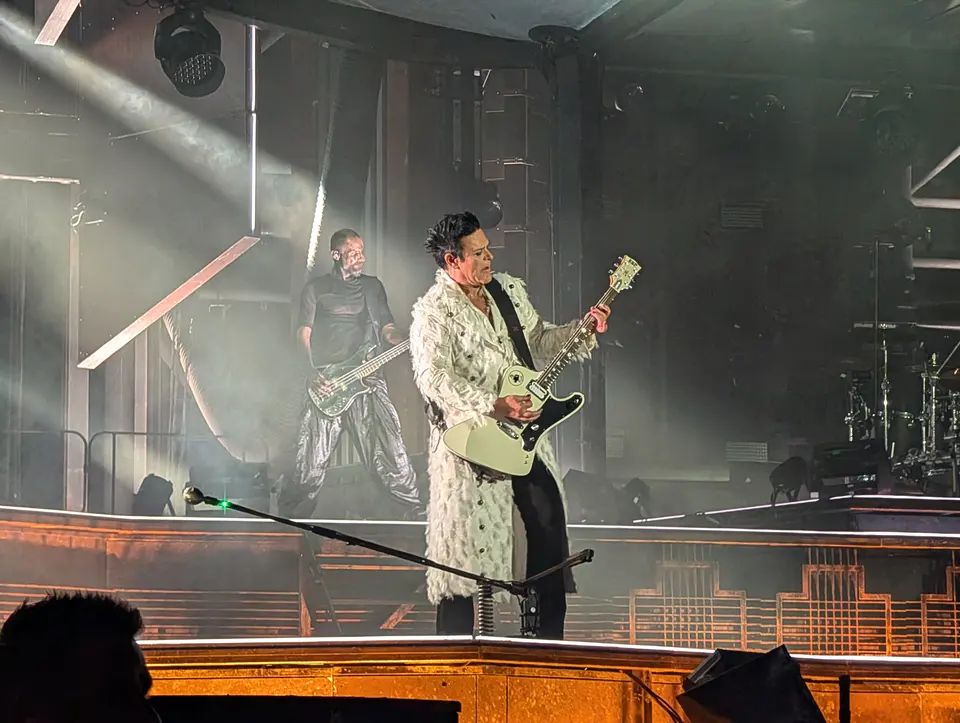 Guitare blanche et manteau blanc