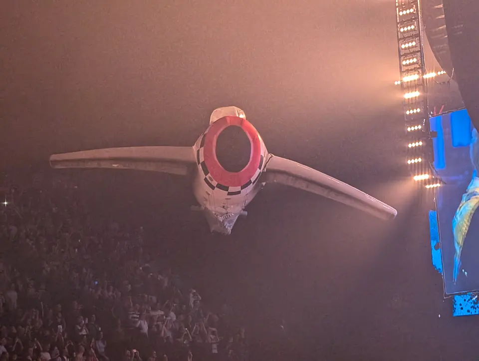 Un avion gonflable au-dessus de la fosse