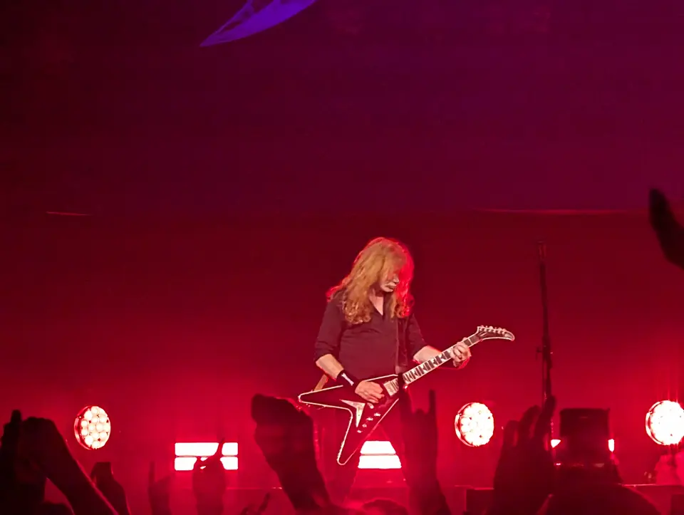 Mustaine sous les projecteurs rouges
