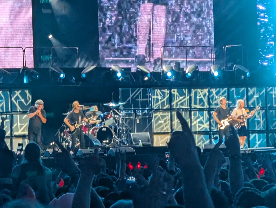Le groupe au complet, poings levés