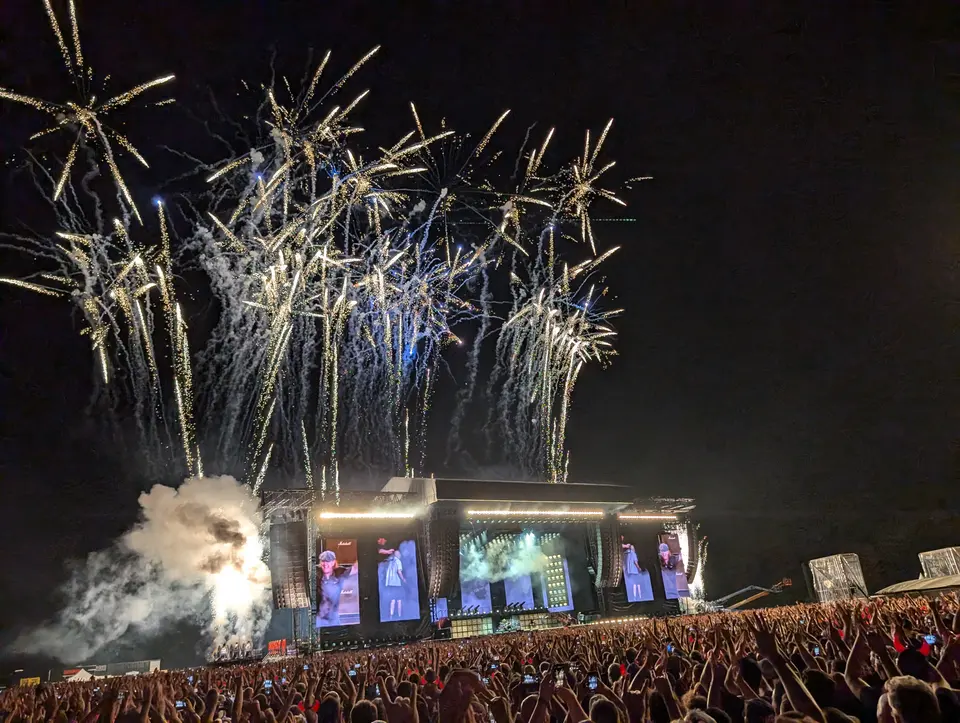 Pyrotechnie au-dessus de la scène