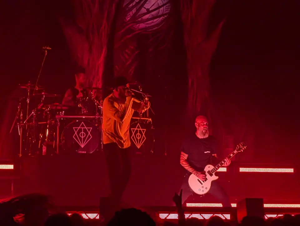 In Flames, chant et Les Paul blanche