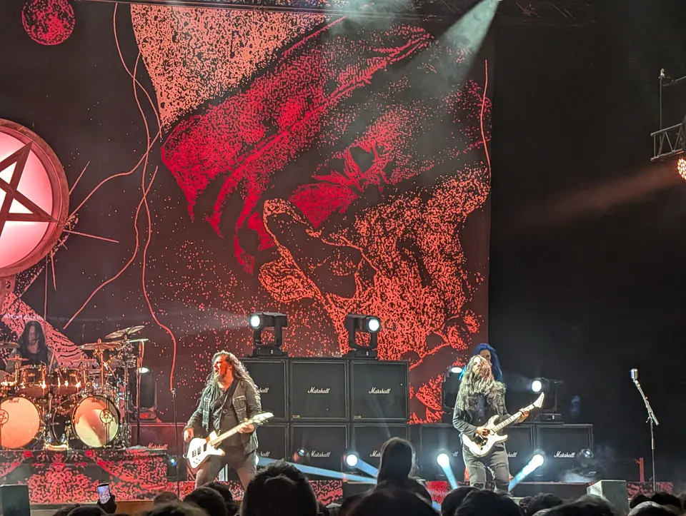Murs de Marshall et guitares en avant