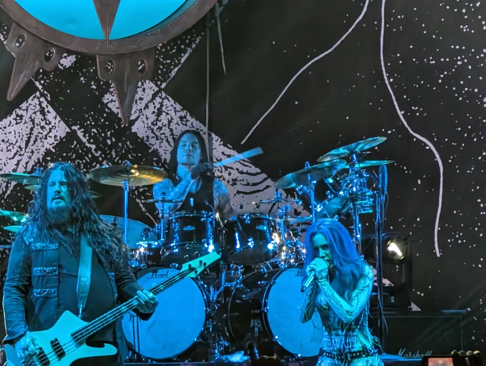 Alissa White-Gluz, cheveux bleus, micro en main
