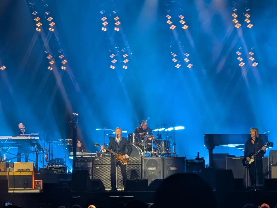Le groupe au complet sous le bleu