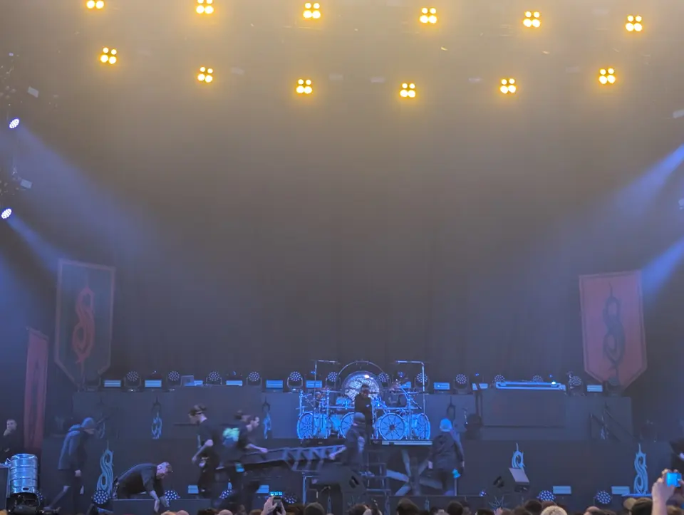 La scène se prépare, bannières Slipknot
