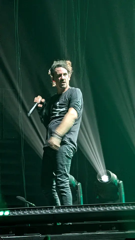 Joe Duplantier au bord de la scène