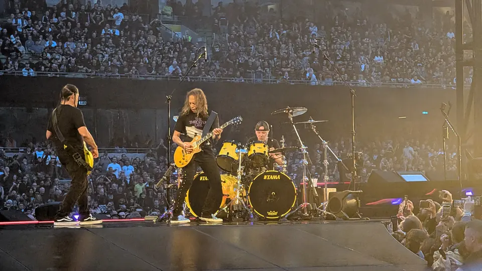 Kirk devant la batterie de Lars