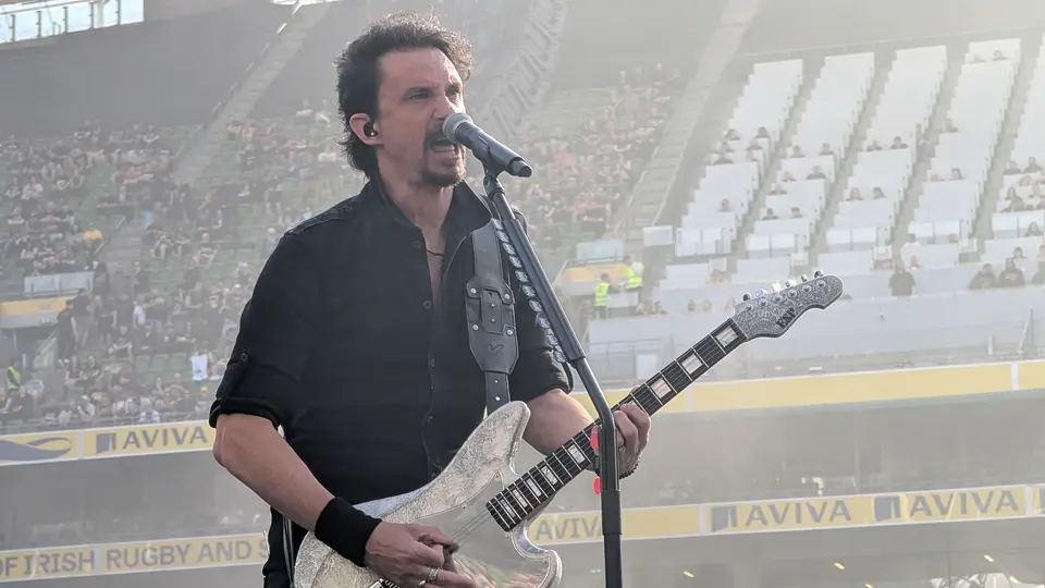 Joe Duplantier au micro