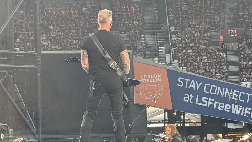 Hetfield vu de dos, côté scène
