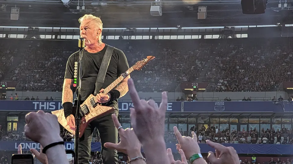 Hetfield, Explorer et poings levés